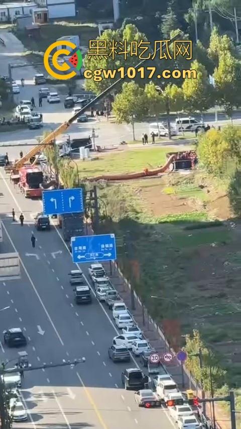 长春工地施工挖天然气挖出尸体,现场道路被封闭起来,怕是杀人灭口,抛死野外的,具体情况还得等待官方!