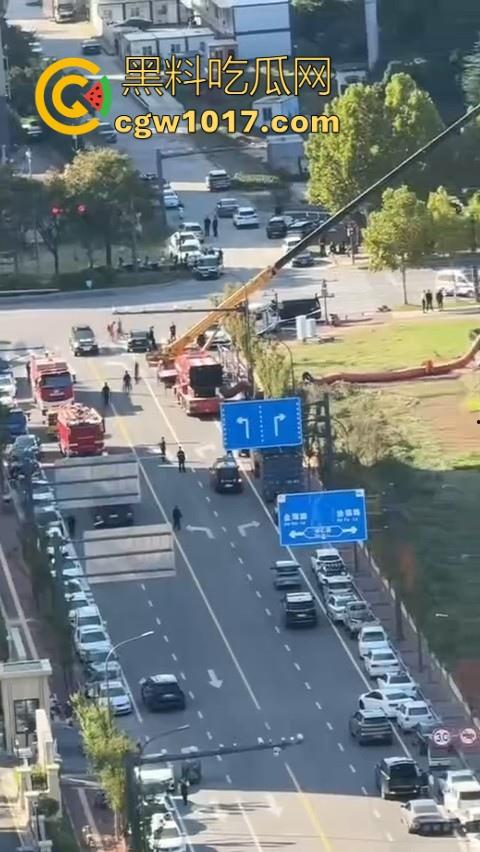 长春工地施工挖天然气挖出尸体,现场道路被封闭起来,怕是杀人灭口,抛死野外的,具体情况还得等待官方!