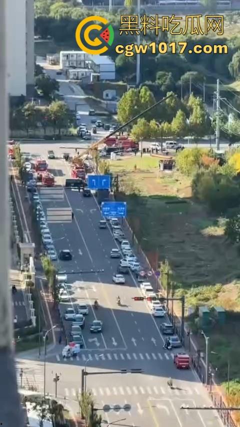 长春工地施工挖天然气挖出尸体,现场道路被封闭起来,怕是杀人灭口,抛死野外的,具体情况还得等待官方!