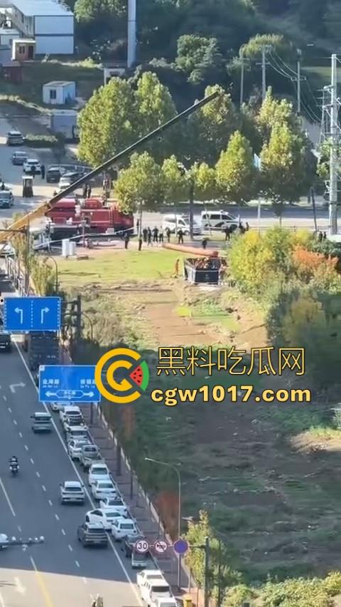 长春工地施工挖天然气挖出尸体,现场道路被封闭起来,怕是杀人灭口,抛死野外的,具体情况还得等待官方!