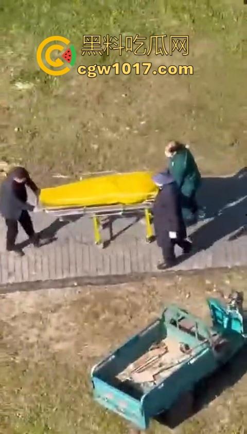 长春工地施工挖天然气挖出尸体,现场道路被封闭起来,怕是杀人灭口,抛死野外的,具体情况还得等待官方!