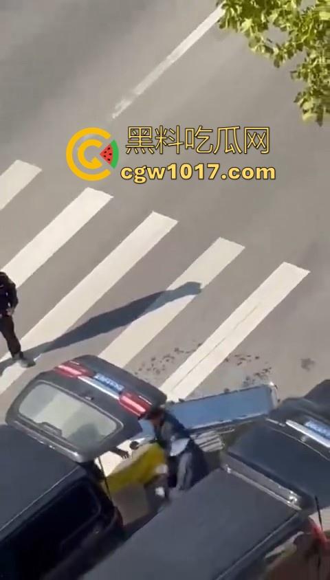 长春工地施工挖天然气挖出尸体,现场道路被封闭起来,怕是杀人灭口,抛死野外的,具体情况还得等待官方!