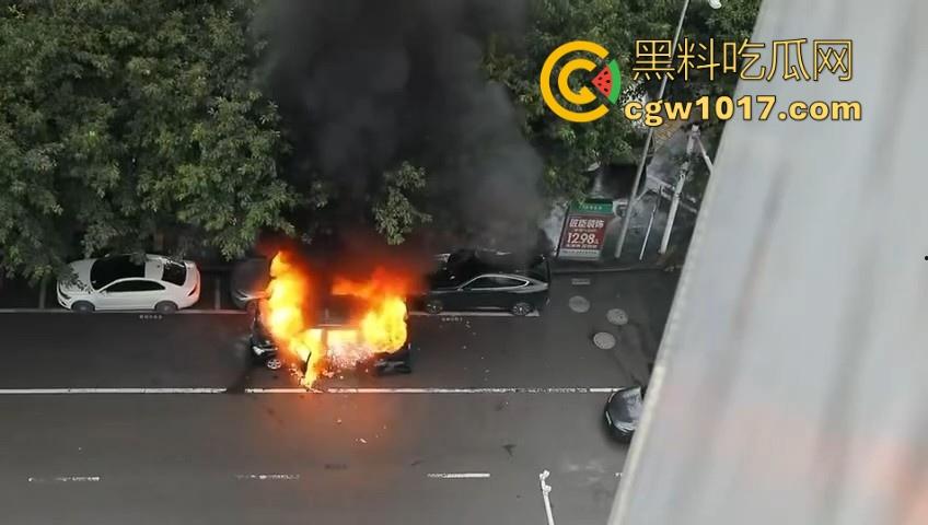 四川绵阳江油又是汽车自燃,期间还多次发生爆炸,把旁边路边停放的车都波及到了,路边车车主一起床天塌了!