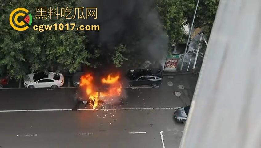四川绵阳江油又是汽车自燃,期间还多次发生爆炸,把旁边路边停放的车都波及到了,路边车车主一起床天塌了!