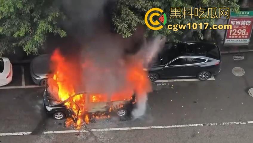 四川绵阳江油又是汽车自燃,期间还多次发生爆炸,把旁边路边停放的车都波及到了,路边车车主一起床天塌了!