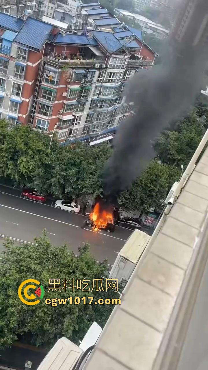 四川绵阳江油又是汽车自燃,期间还多次发生爆炸,把旁边路边停放的车都波及到了,路边车车主一起床天塌了!