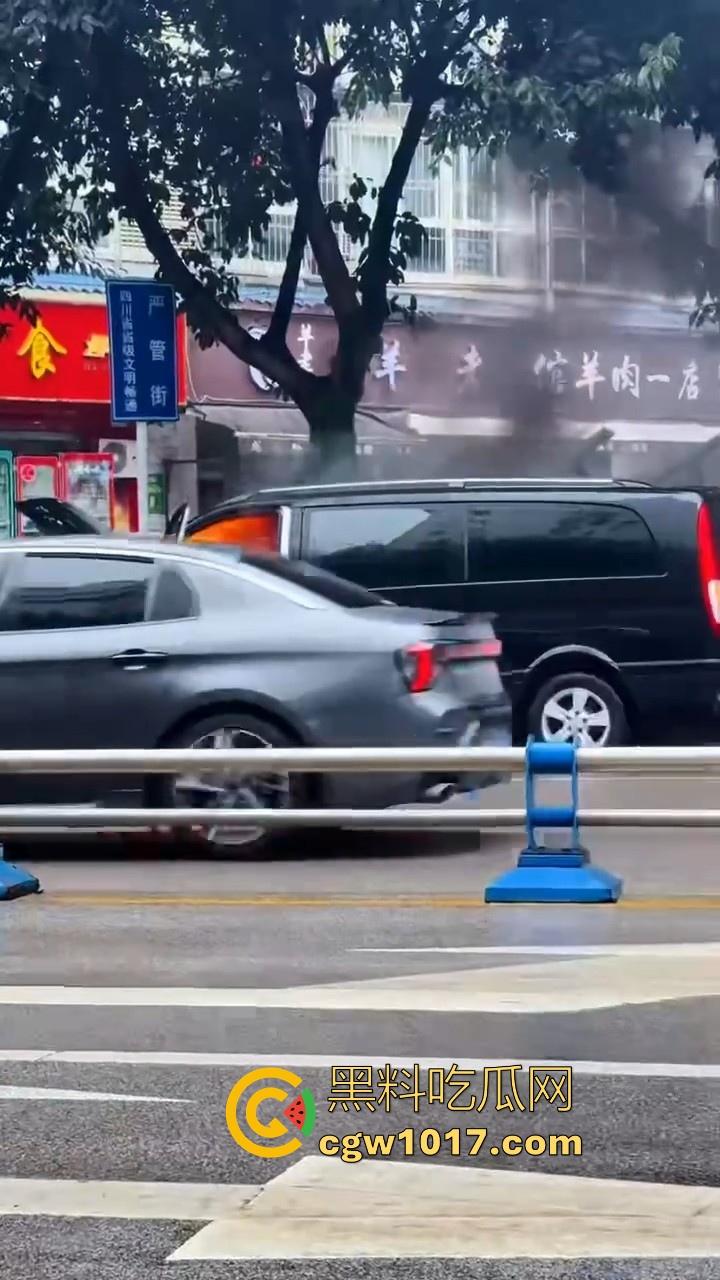 四川绵阳江油又是汽车自燃,期间还多次发生爆炸,把旁边路边停放的车都波及到了,路边车车主一起床天塌了!