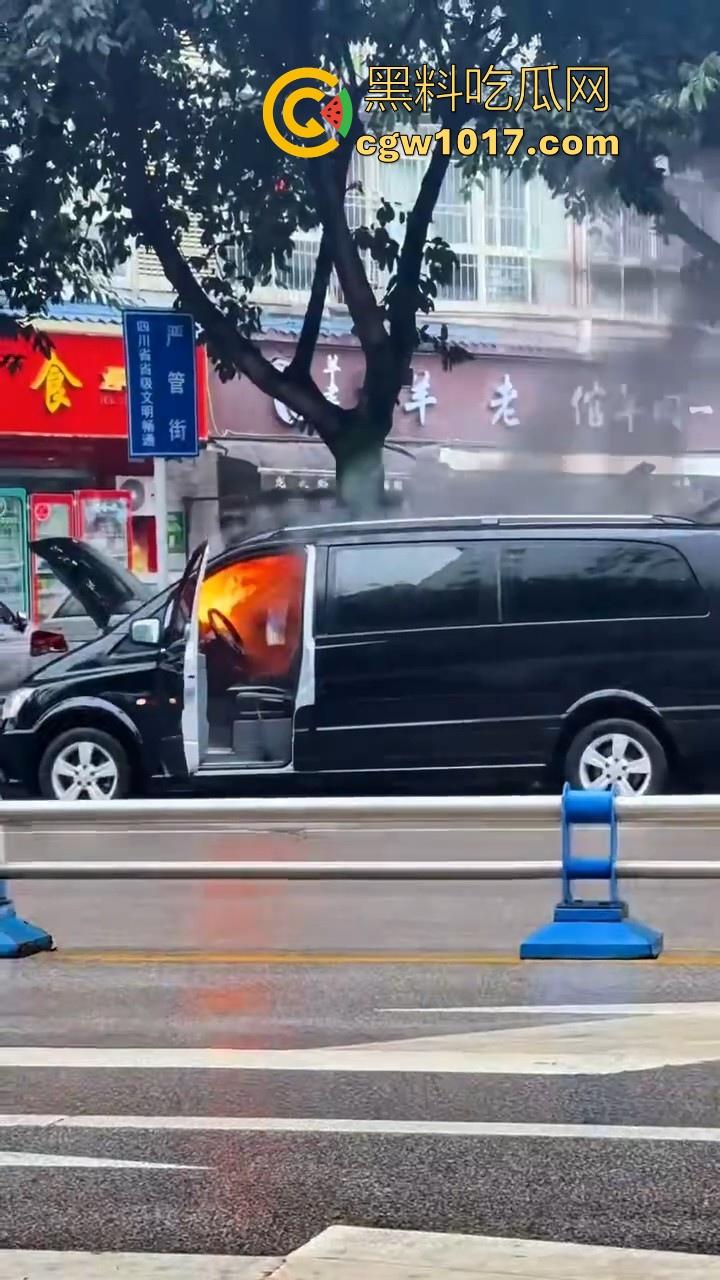 四川绵阳江油又是汽车自燃,期间还多次发生爆炸,把旁边路边停放的车都波及到了,路边车车主一起床天塌了!