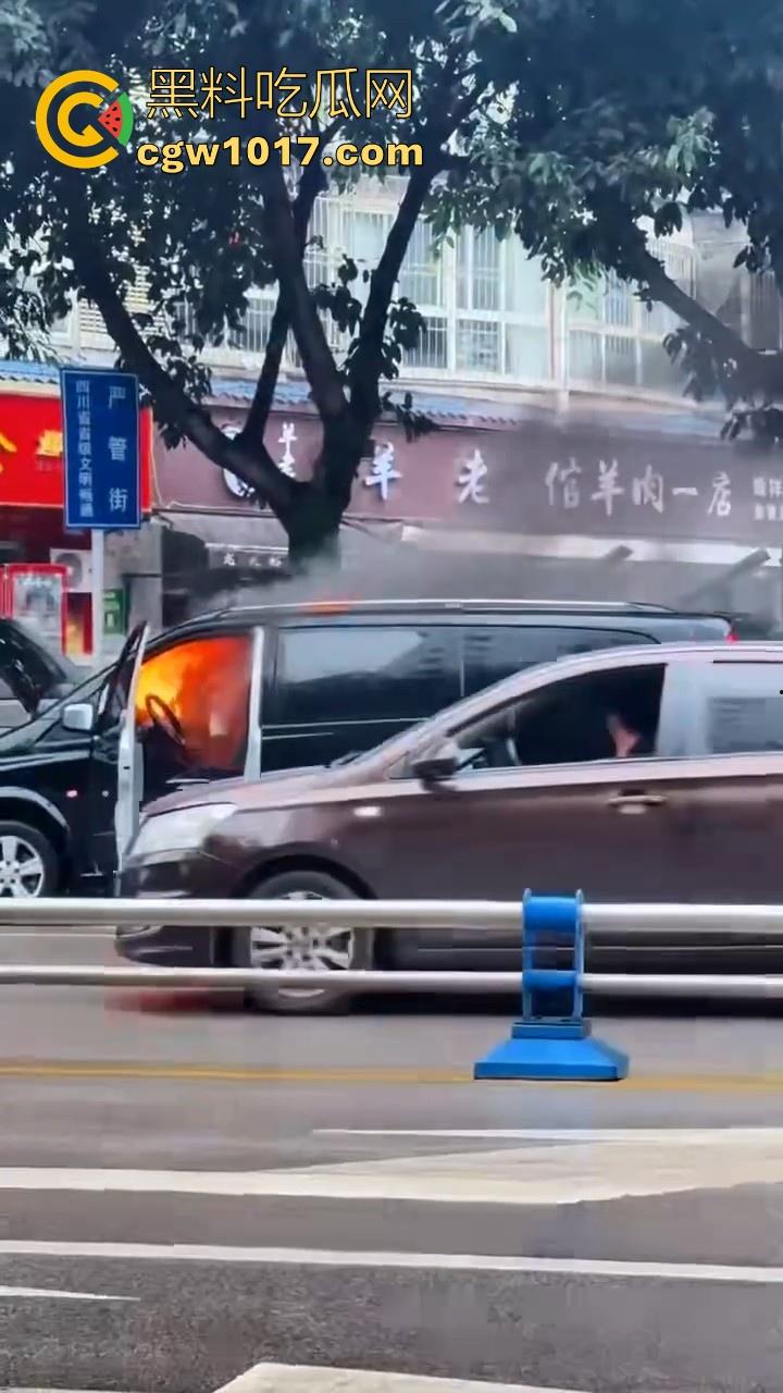 四川绵阳江油又是汽车自燃,期间还多次发生爆炸,把旁边路边停放的车都波及到了,路边车车主一起床天塌了!