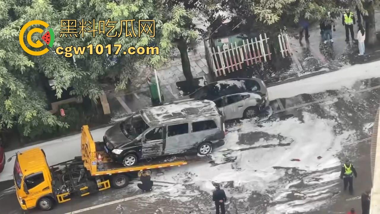 四川绵阳江油又是汽车自燃,期间还多次发生爆炸,把旁边路边停放的车都波及到了,路边车车主一起床天塌了!
