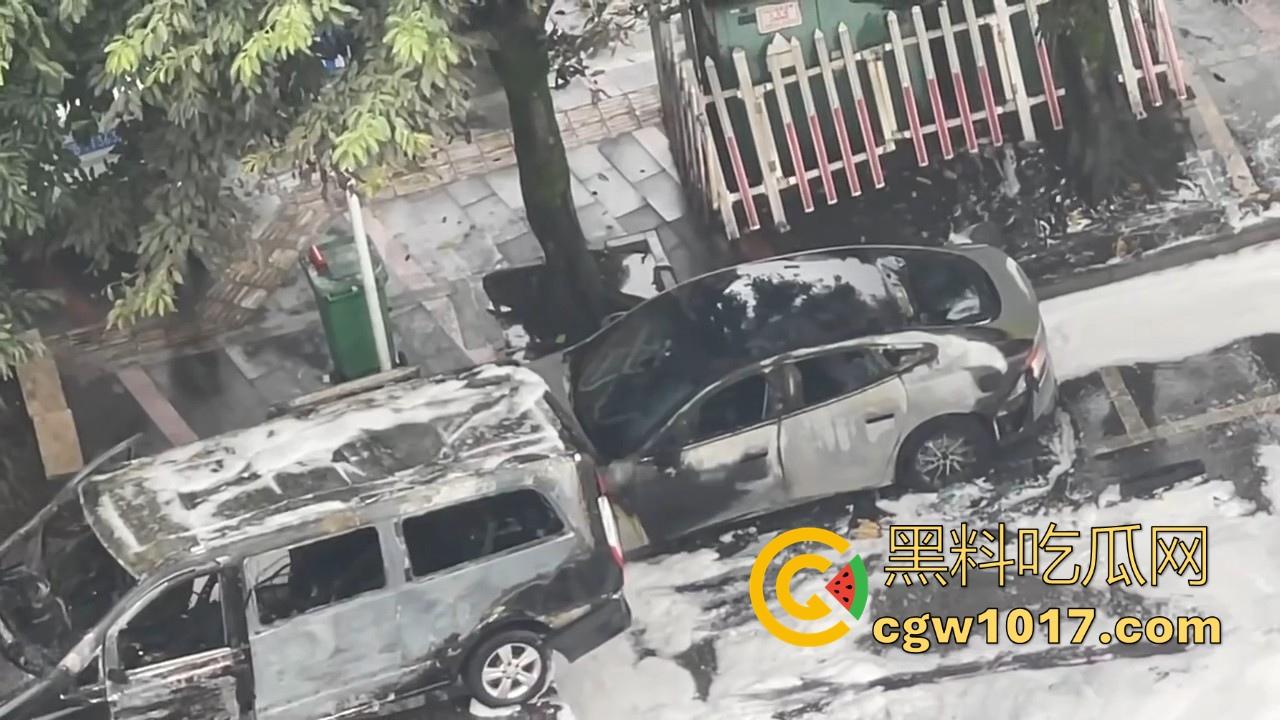 四川绵阳江油又是汽车自燃,期间还多次发生爆炸,把旁边路边停放的车都波及到了,路边车车主一起床天塌了!