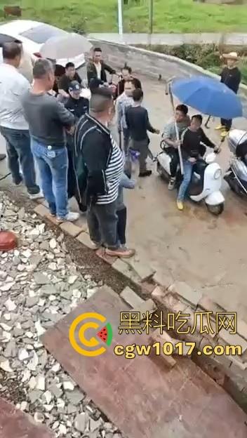 世仇两村大型械斗!仇人见面分外眼红,警察现场拦都拦不开,村民抄起家伙就上,堪比古惑仔砍人!