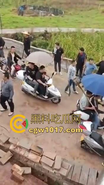 世仇两村大型械斗!仇人见面分外眼红,警察现场拦都拦不开,村民抄起家伙就上,堪比古惑仔砍人!