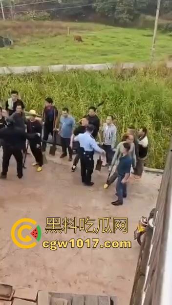 世仇两村大型械斗!仇人见面分外眼红,警察现场拦都拦不开,村民抄起家伙就上,堪比古惑仔砍人!