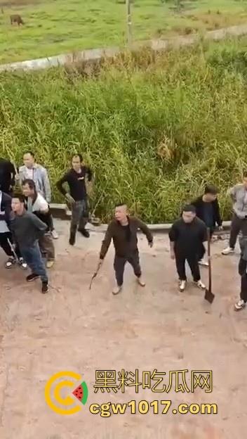 世仇两村大型械斗!仇人见面分外眼红,警察现场拦都拦不开,村民抄起家伙就上,堪比古惑仔砍人!