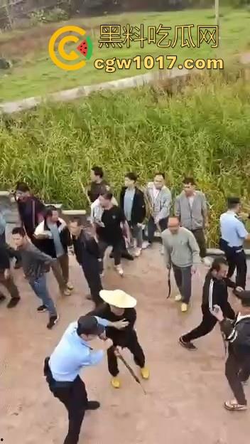 世仇两村大型械斗!仇人见面分外眼红,警察现场拦都拦不开,村民抄起家伙就上,堪比古惑仔砍人!