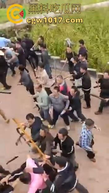 世仇两村大型械斗!仇人见面分外眼红,警察现场拦都拦不开,村民抄起家伙就上,堪比古惑仔砍人!