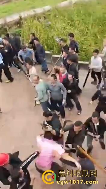 世仇两村大型械斗!仇人见面分外眼红,警察现场拦都拦不开,村民抄起家伙就上,堪比古惑仔砍人!