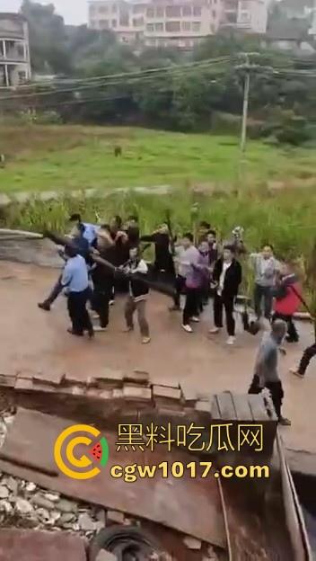 世仇两村大型械斗!仇人见面分外眼红,警察现场拦都拦不开,村民抄起家伙就上,堪比古惑仔砍人!