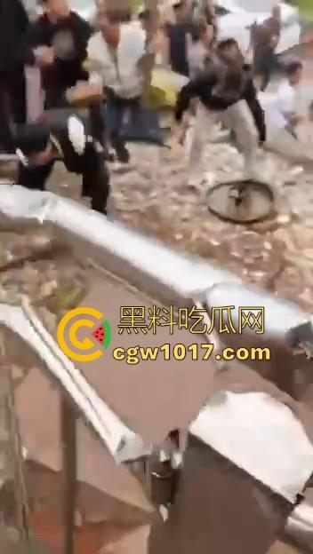 世仇两村大型械斗!仇人见面分外眼红,警察现场拦都拦不开,村民抄起家伙就上,堪比古惑仔砍人!