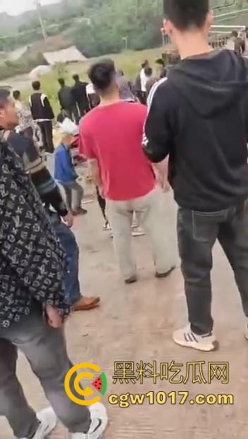 世仇两村大型械斗!仇人见面分外眼红,警察现场拦都拦不开,村民抄起家伙就上,堪比古惑仔砍人!