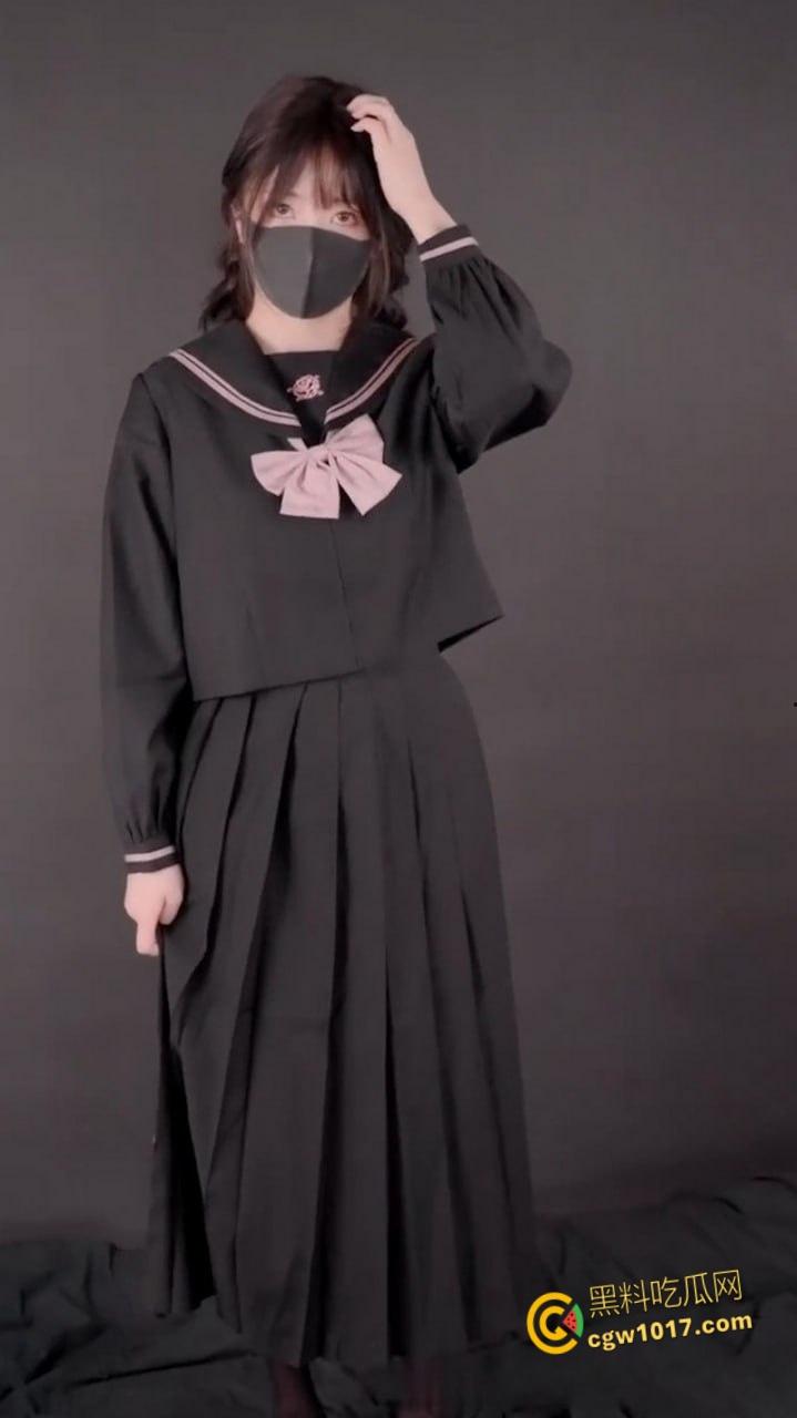 超人气网黄【玩偶姐姐】,黑丝真空JK装撩裙诱惑,白虎嫩穴手指揉搓阴蒂,馒头小穴逼水泛滥,骚浪模样反差至极!