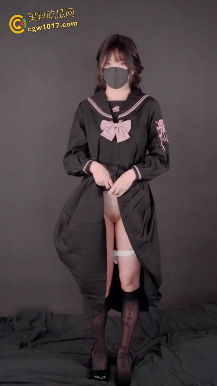 超人气网黄【玩偶姐姐】,黑丝真空JK装撩裙诱惑,白虎嫩穴手指揉搓阴蒂,馒头小穴逼水泛滥,骚浪模样反差至极!