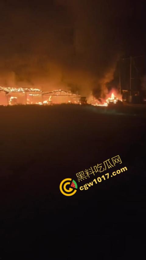 宁德突发火灾!渔船连环暴燃,火舌腾空,夜间被烈焰吞噬殆尽,惊险一刻令人心神俱裂!