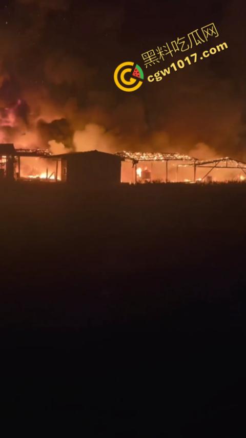 宁德突发火灾!渔船连环暴燃,火舌腾空,夜间被烈焰吞噬殆尽,惊险一刻令人心神俱裂!