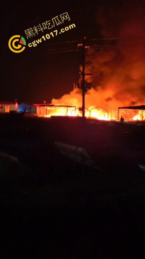 宁德突发火灾!渔船连环暴燃,火舌腾空,夜间被烈焰吞噬殆尽,惊险一刻令人心神俱裂!