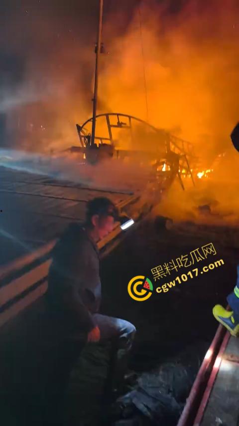 宁德突发火灾!渔船连环暴燃,火舌腾空,夜间被烈焰吞噬殆尽,惊险一刻令人心神俱裂!