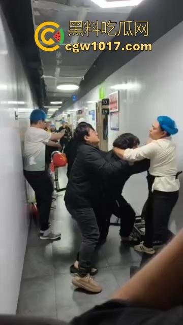 21世纪外卖员经典战役,美饿大战、出餐口大战后厨等等名场面,当今社会最不好惹的一群人,生死看淡不服就干!