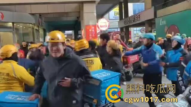 21世纪外卖员经典战役,美饿大战、出餐口大战后厨等等名场面,当今社会最不好惹的一群人,生死看淡不服就干!