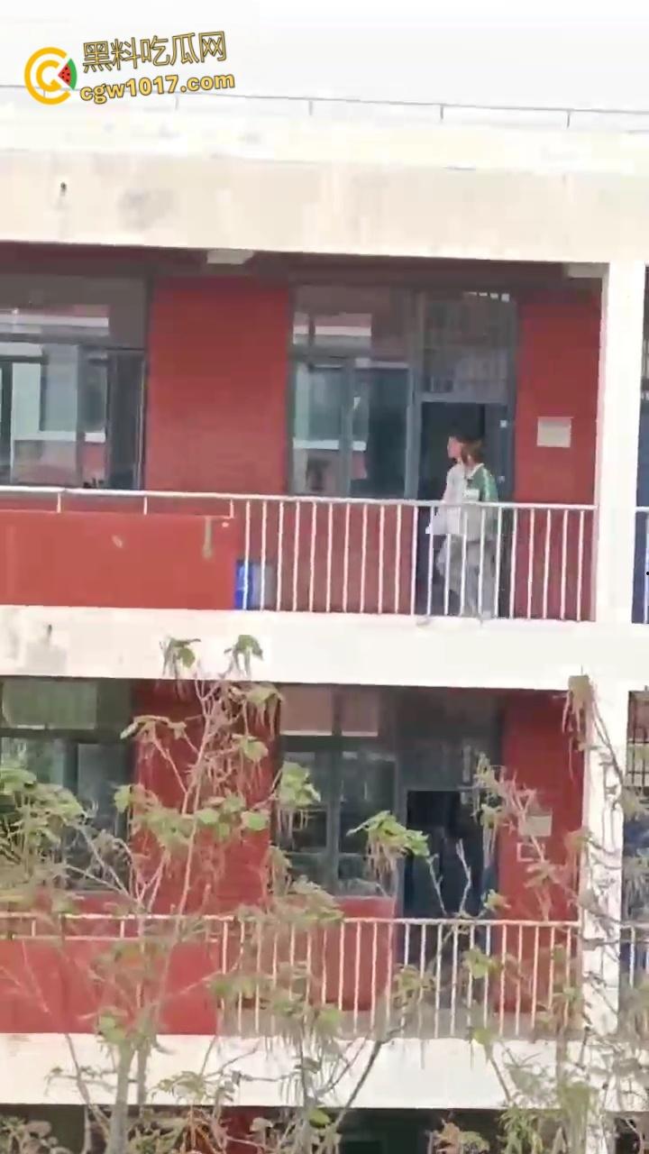 宁夏银川永宁回民高级中学,高一情侣午休时间楼梯间打炮,趴在窗户上无套后入,小小年纪如此大胆了
