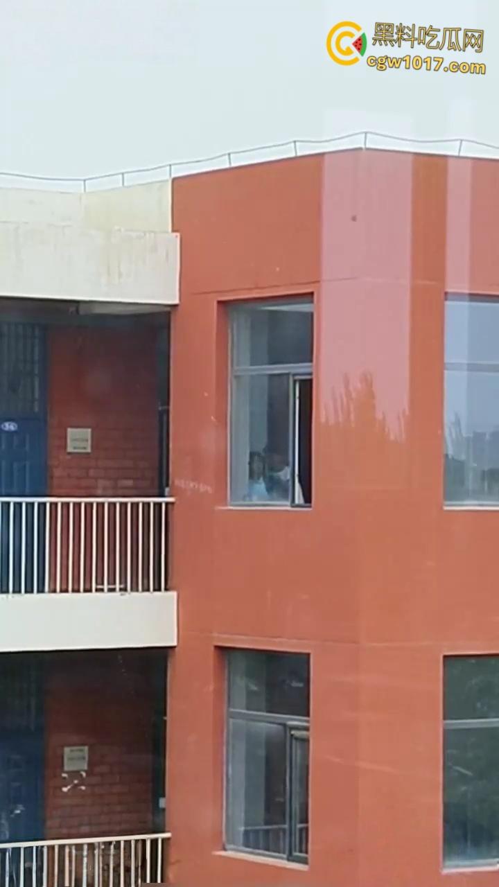 宁夏银川永宁回民高级中学,高一情侣午休时间楼梯间打炮,趴在窗户上无套后入,小小年纪如此大胆了