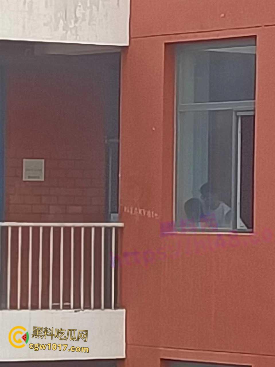 宁夏银川永宁回民高级中学,高一情侣午休时间楼梯间打炮,趴在窗户上无套后入,小小年纪如此大胆了