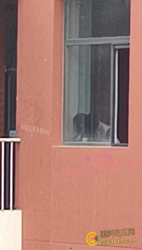 宁夏银川永宁回民高级中学,高一情侣午休时间楼梯间打炮,趴在窗户上无套后入,小小年纪如此大胆了