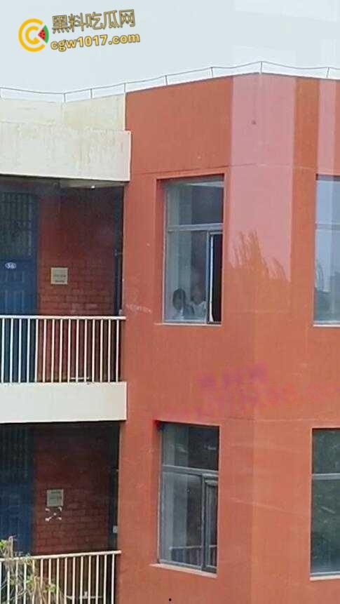 宁夏银川永宁回民高级中学,高一情侣午休时间楼梯间打炮,趴在窗户上无套后入,小小年纪如此大胆了