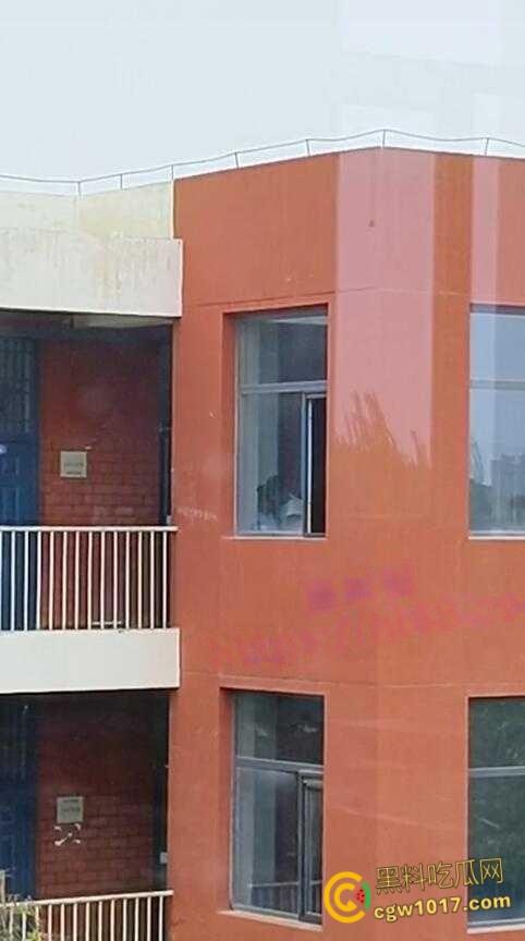 宁夏银川永宁回民高级中学,高一情侣午休时间楼梯间打炮,趴在窗户上无套后入,小小年纪如此大胆了