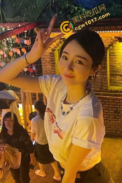 辽源巴卤社火锅店老板娘私下嗜好多人乱交,绿帽老公分享骚照,性感骚穴被无套爆操,白浆横流,淫靡不堪!