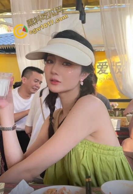 辽源巴卤社火锅店老板娘私下嗜好多人乱交,绿帽老公分享骚照,性感骚穴被无套爆操,白浆横流,淫靡不堪!