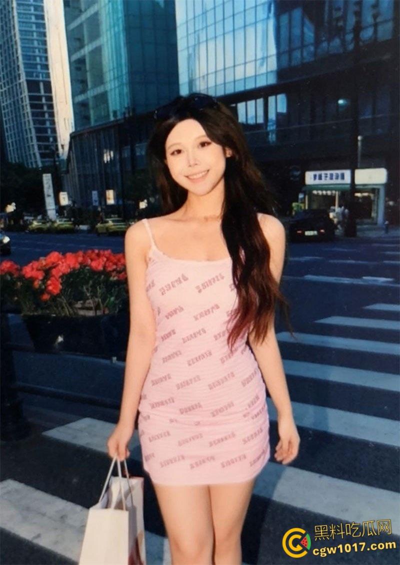 湖南长沙闷骚母狗【张嘉倪】,社交软件钓鱼约炮,一见面就穿蕾丝情趣制服,粉嫩骚逼淫性大发,疯狂吞吐大屌!