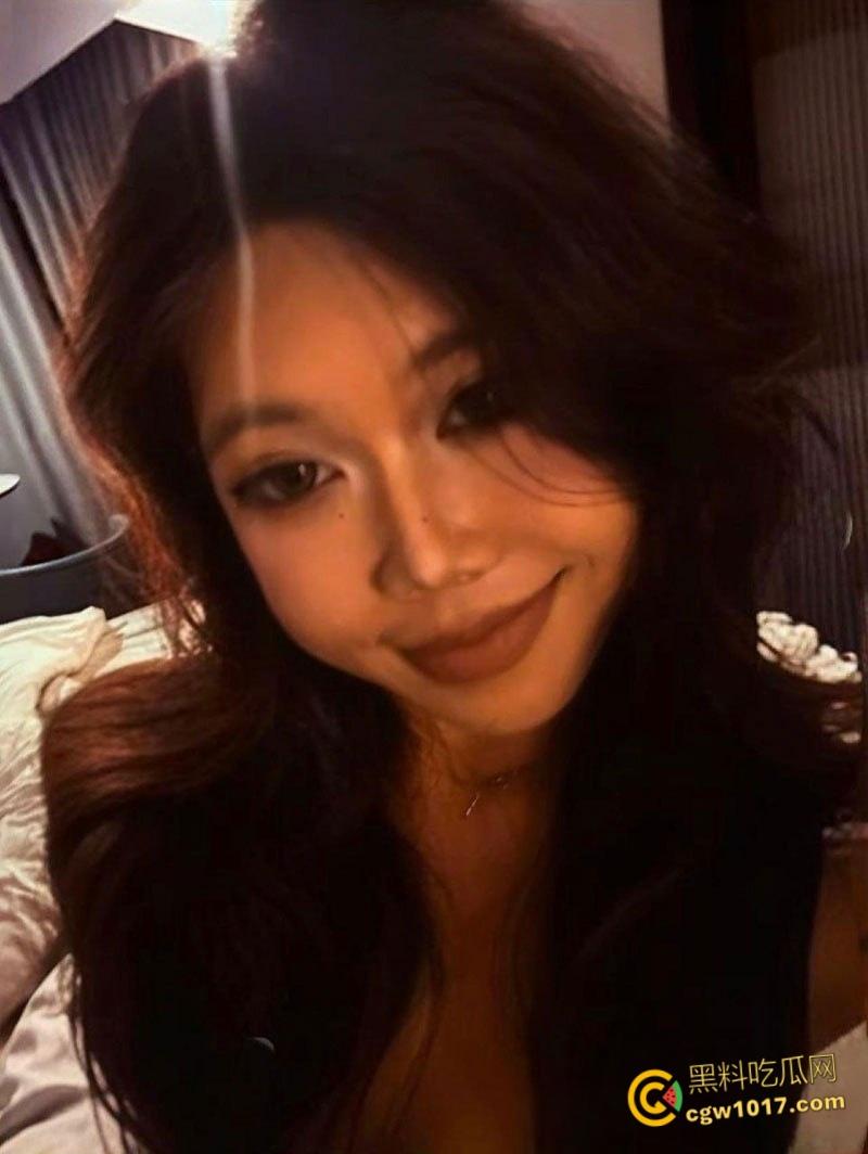 湖南长沙闷骚母狗【张嘉倪】,社交软件钓鱼约炮,一见面就穿蕾丝情趣制服,粉嫩骚逼淫性大发,疯狂吞吐大屌!