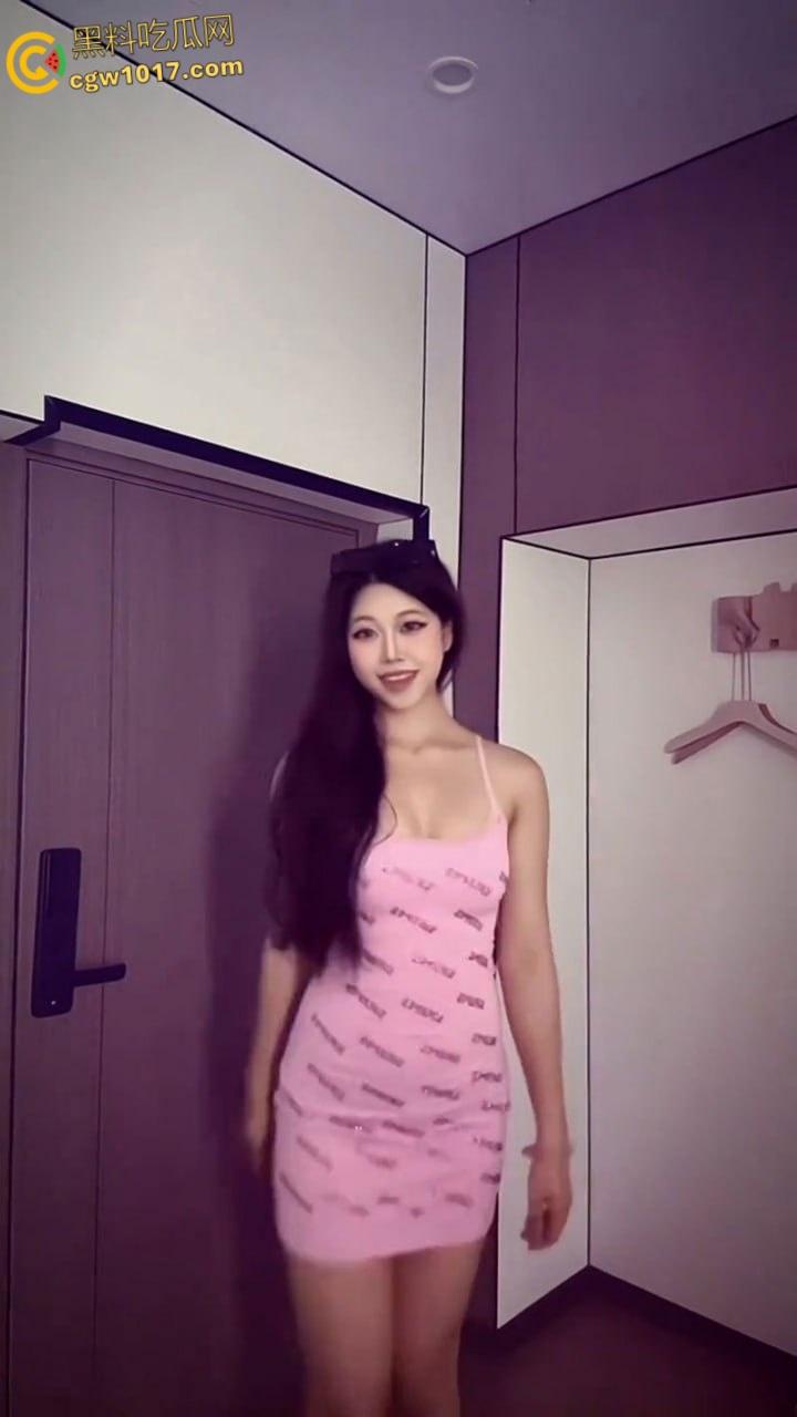 湖南长沙闷骚母狗【张嘉倪】,社交软件钓鱼约炮,一见面就穿蕾丝情趣制服,粉嫩骚逼淫性大发,疯狂吞吐大屌!