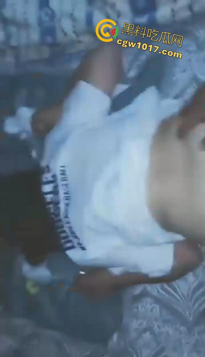 现在的大学生玩的真花!动不动就约,约的时候还不带套,射进去自己怀孕了都不知道是谁的孩子,淫乱的很啊!