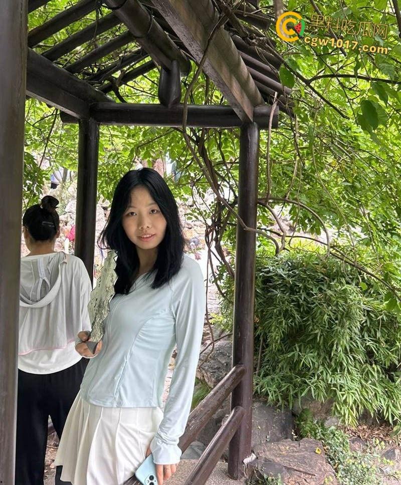 苏州清纯嫩妹【冉茹】,隐瞒男友下海卖淫,口交深喉业务熟练,白虎骚穴紧夹肉棒,骑乘榨精美乳摇晃!