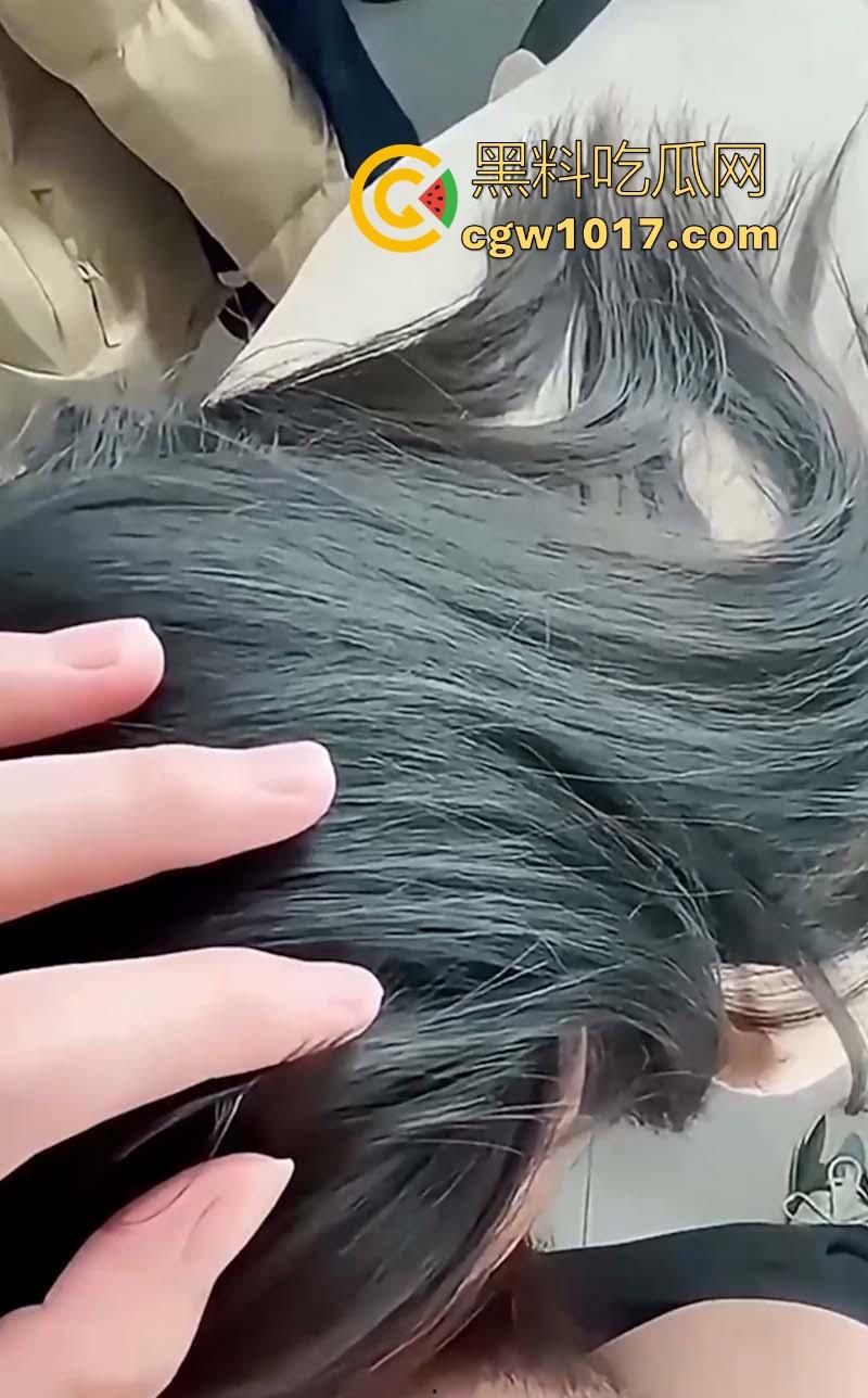 带嫂子买衣服,更衣室看见她完美的身材,没忍住在里面干了起来,骚穴湿漉漉鸡巴无套直接顶进嫩穴!