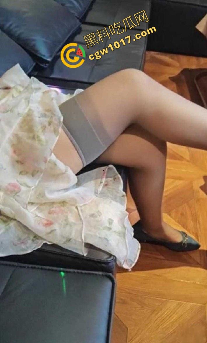 海角大神与嫂子KTV包厢激情偷欢:裸身激情接受深入调教,全裸开嗓激情交织,全程极度刺激!