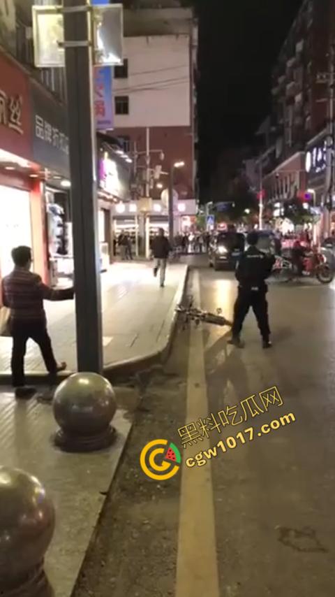 广州大街惊魂时刻:男子持刀疯狂输出,警察无奈拔枪射击,鲜血四溅,万人围观,刀客终于倒下!