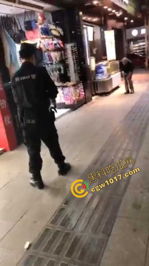 广州大街惊魂时刻:男子持刀疯狂输出,警察无奈拔枪射击,鲜血四溅,万人围观,刀客终于倒下!